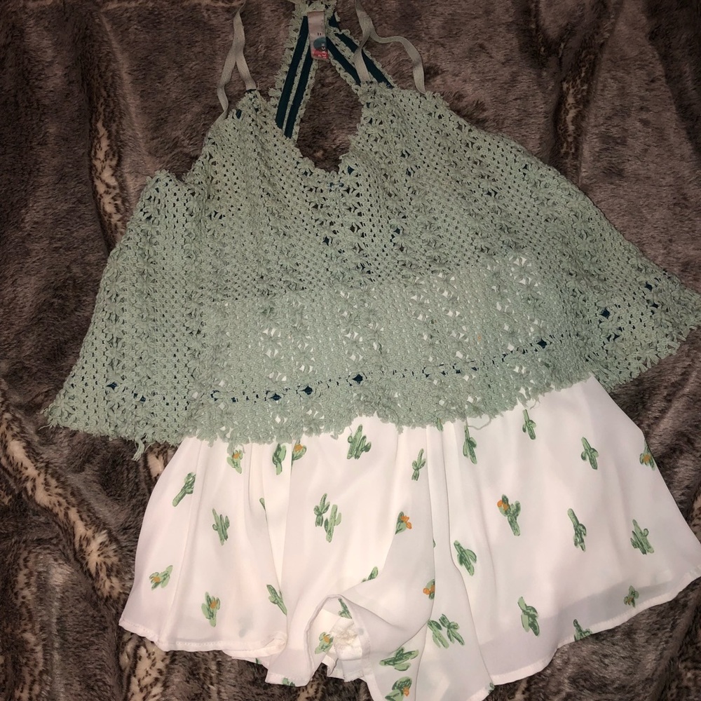 Adorable Free People Crochet Top 🌴